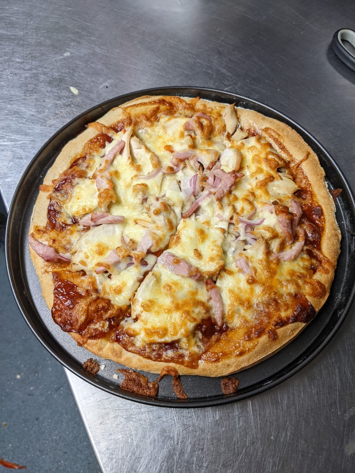Woodbine pizza with ham, chicken and red onion